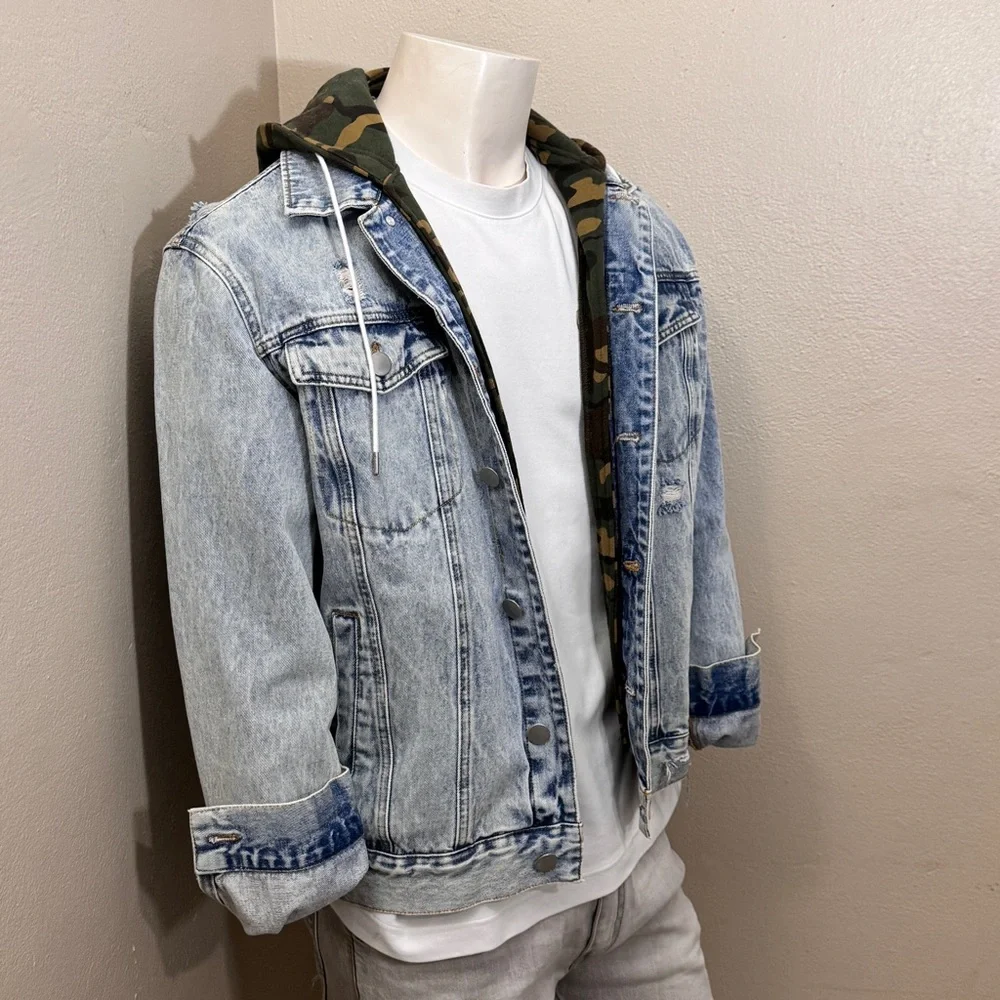 Forever 21 Men’s Light Wash Denim Jacket Camo Hood Size Large Distressed New